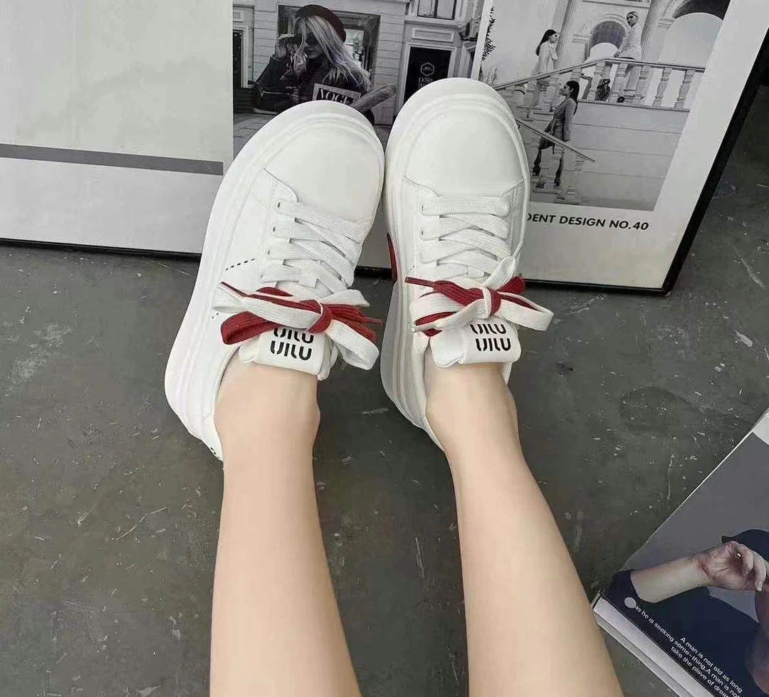 韩版时尚真皮厚底爱心小白鞋女2025新款百搭软底皮系带运动休闲鞋
