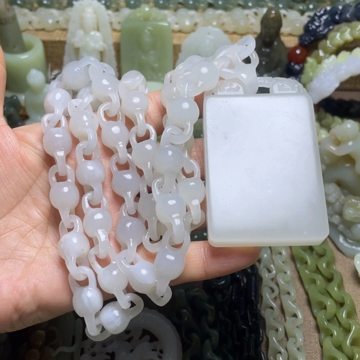 上***。和田玉未镶嵌颈饰