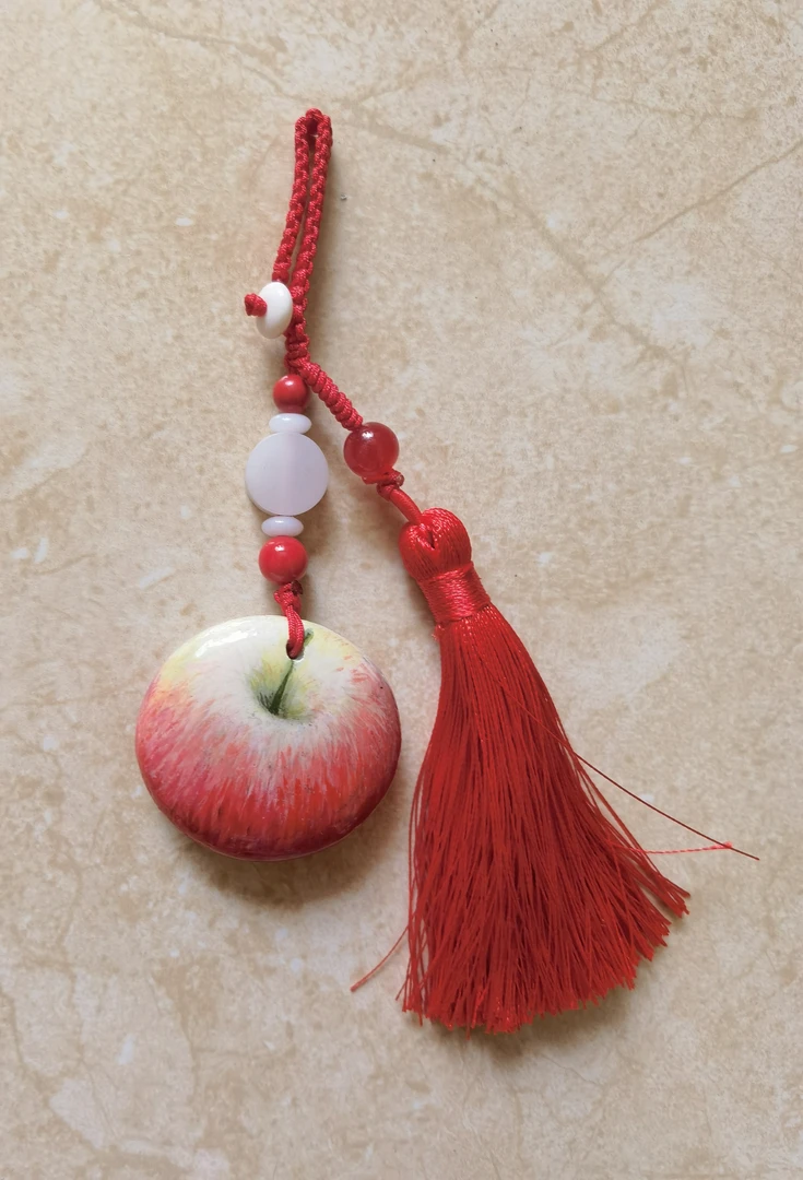 双面手绘苹果挂件，石头苹果尺寸4*4*0.5厘米