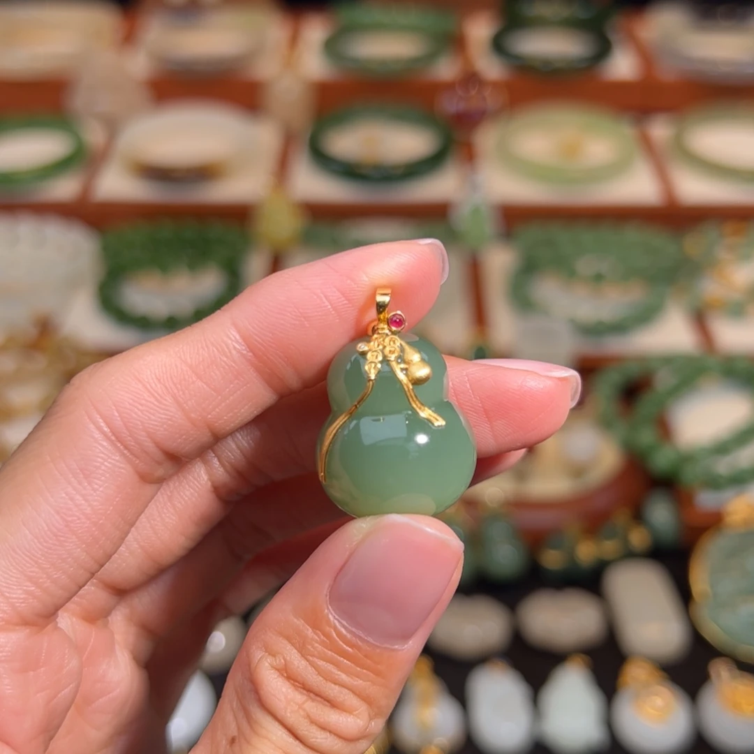 和田玉18K金镶嵌挂件