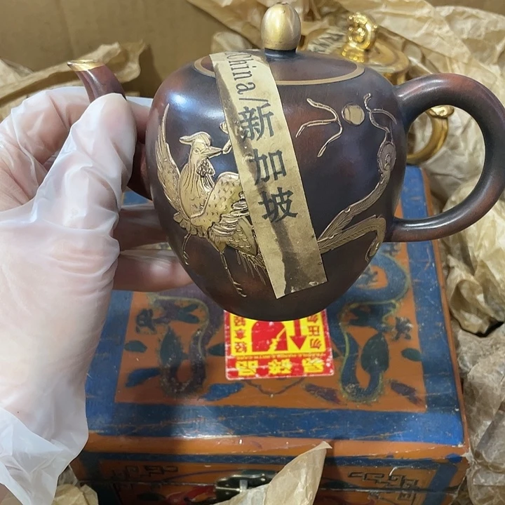 紫砂茶壶原矿泥料，纯手工制作的一把紫砂壶。
