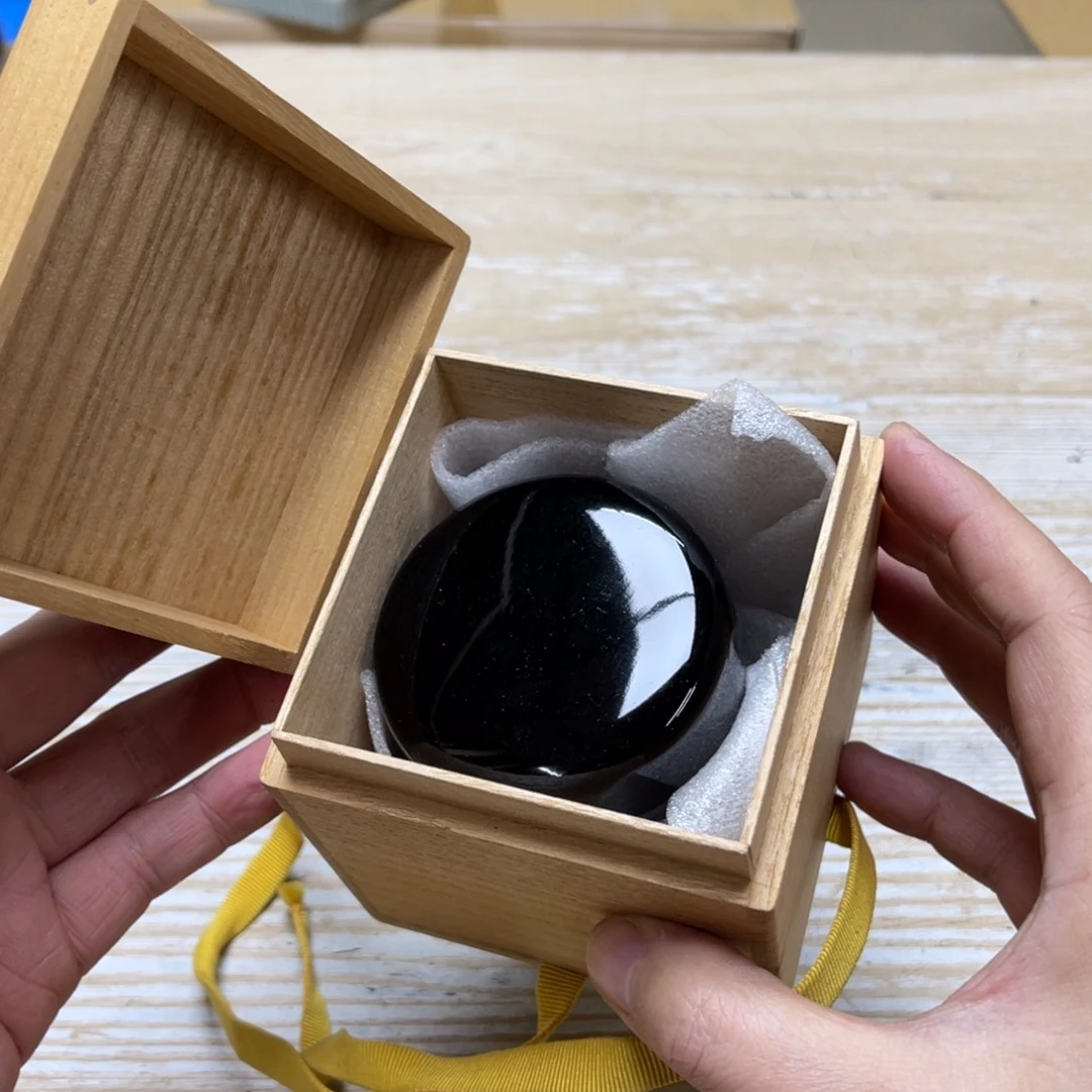 瓷片陨****际密密麻麻地排列着一个