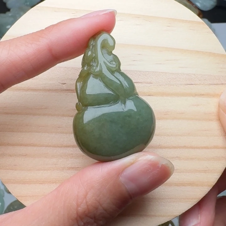 翡翠未镶嵌颈饰葫芦