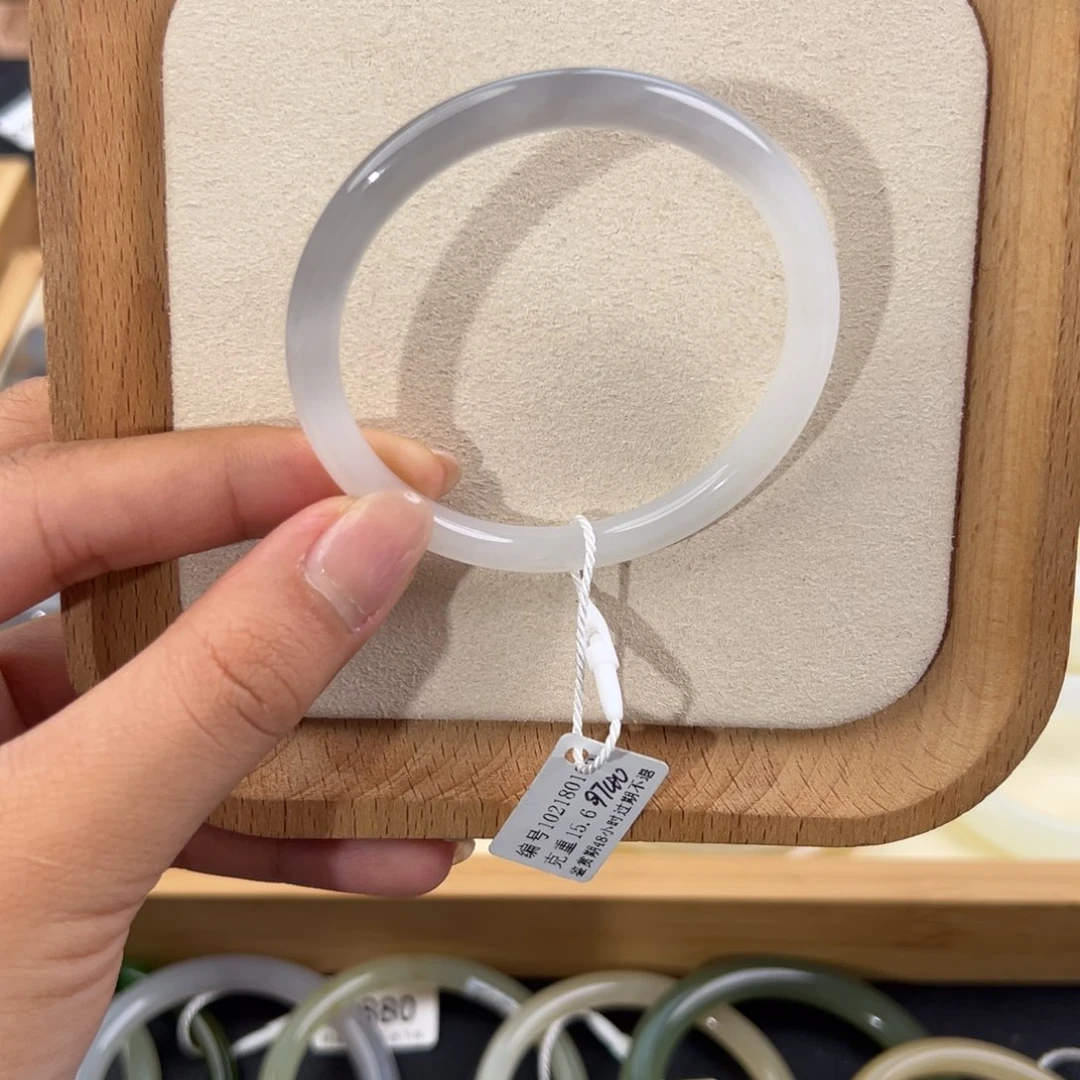 和田玉未镶嵌手镯有微瑕