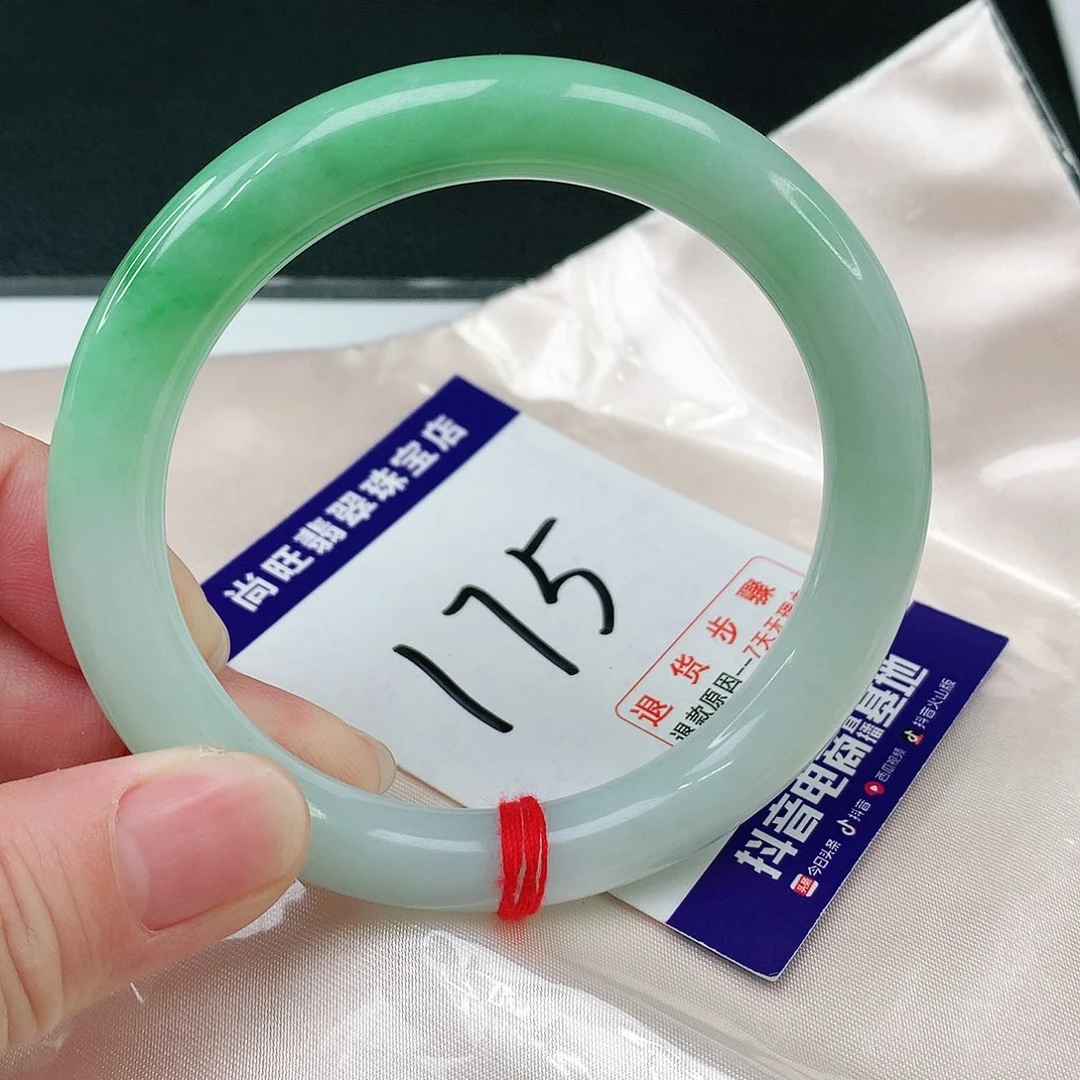 翡翠手镯未镶嵌翡翠