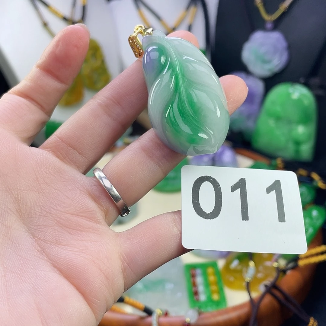 翡翠未镶嵌吊坠(赠链)