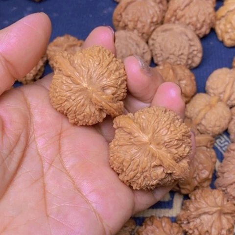 【闪购商品】文玩核桃吊坠依**你绣球42