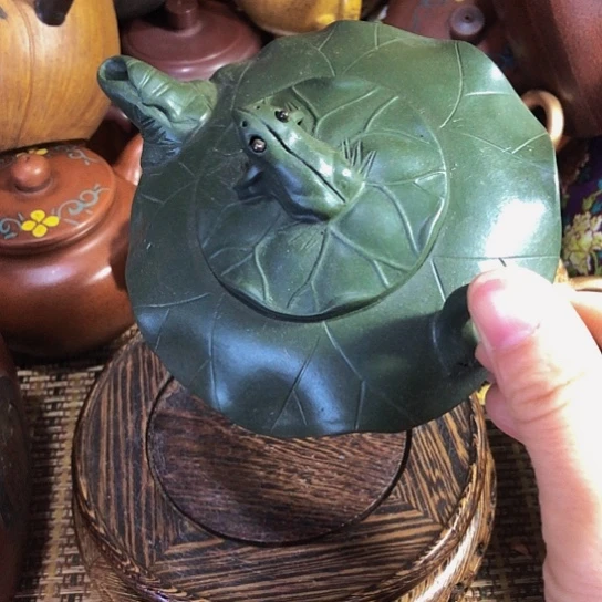 茶壶紫砂原矿泥料手工制作的一把紫砂壶。