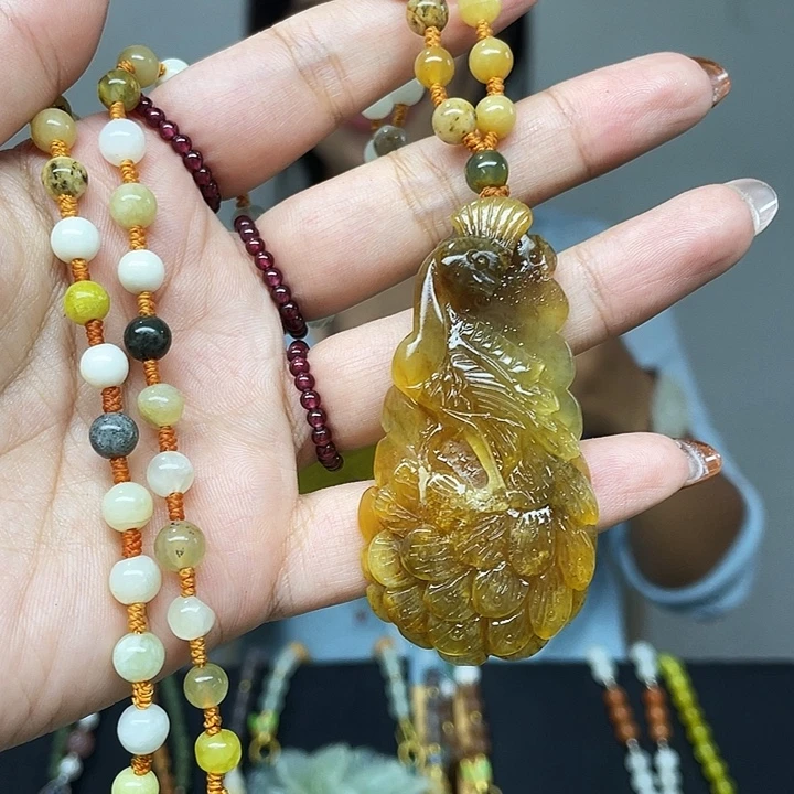 蛇纹石玉未镶嵌颈饰
