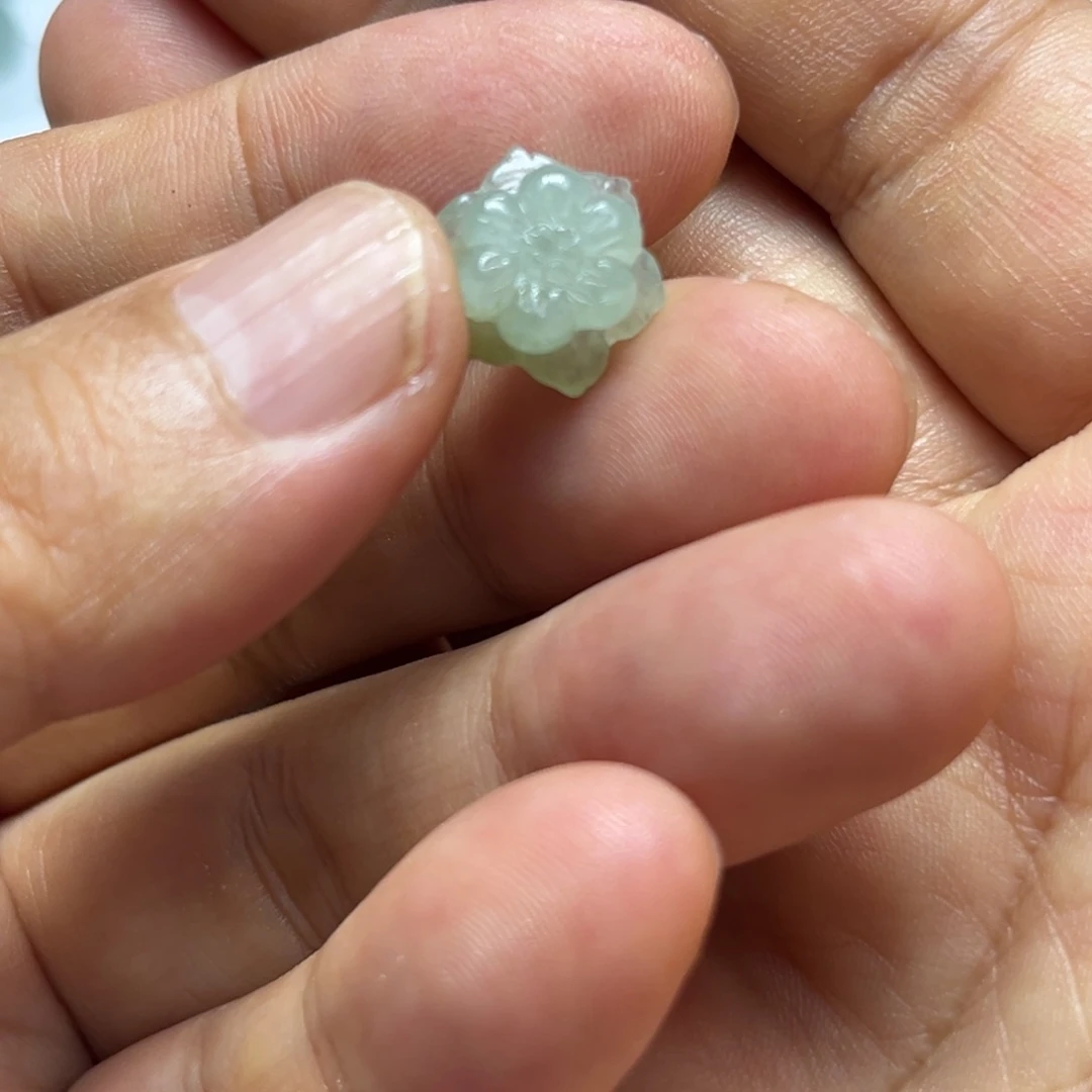 翡翠未镶嵌颈饰莲花