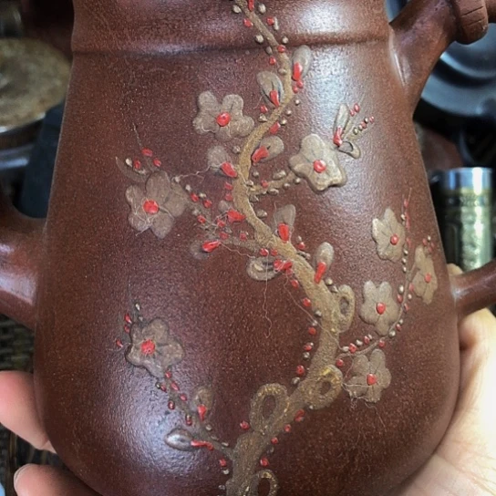 茶壶紫砂原矿泥料手工制作的一把紫砂壶。