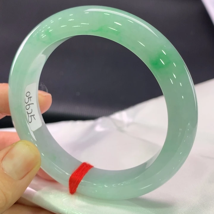 翡翠未镶嵌手镯正圈58