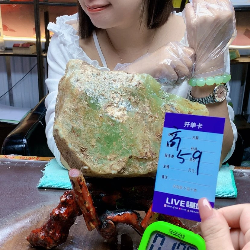 【闪购商品】未镶嵌蛇纹石玉原石简**人