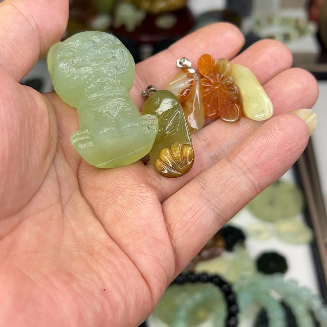 ****魚岫玉未镶嵌颈饰精品花玉