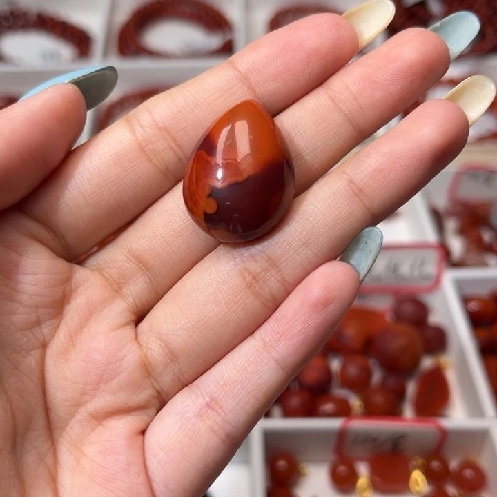 南红玛瑙未镶嵌颈饰满肉柿子红牛血红双色水滴吊坠