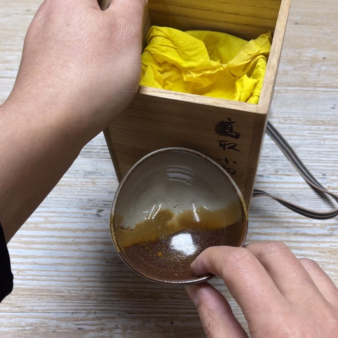 瓷片料****厨密密麻麻地排列着一