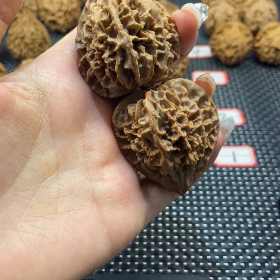 聪**塔秦岭小王文玩核桃