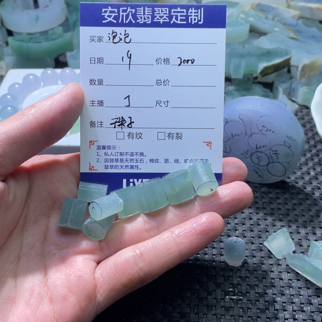 定制翡翠未镶嵌猪**泡翡翠