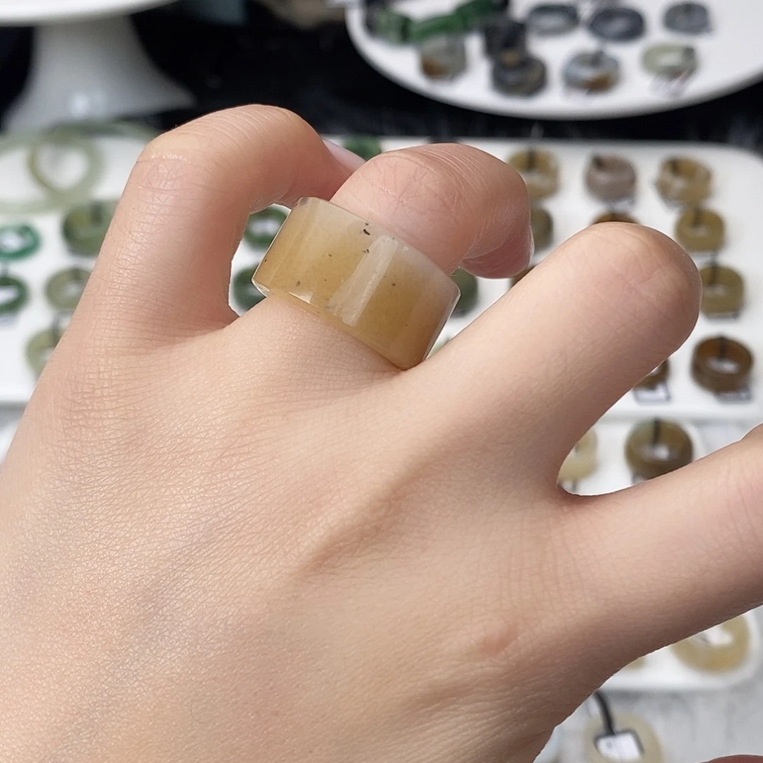 和田玉（糖玉）未镶嵌戒指G1黄糖点墨直切17.4