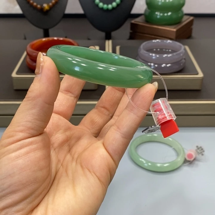 东陵石手镯未镶嵌李***娘