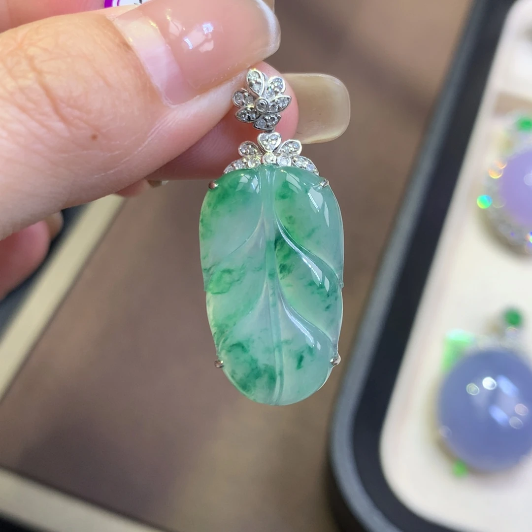 翡翠18K金镶嵌颈饰