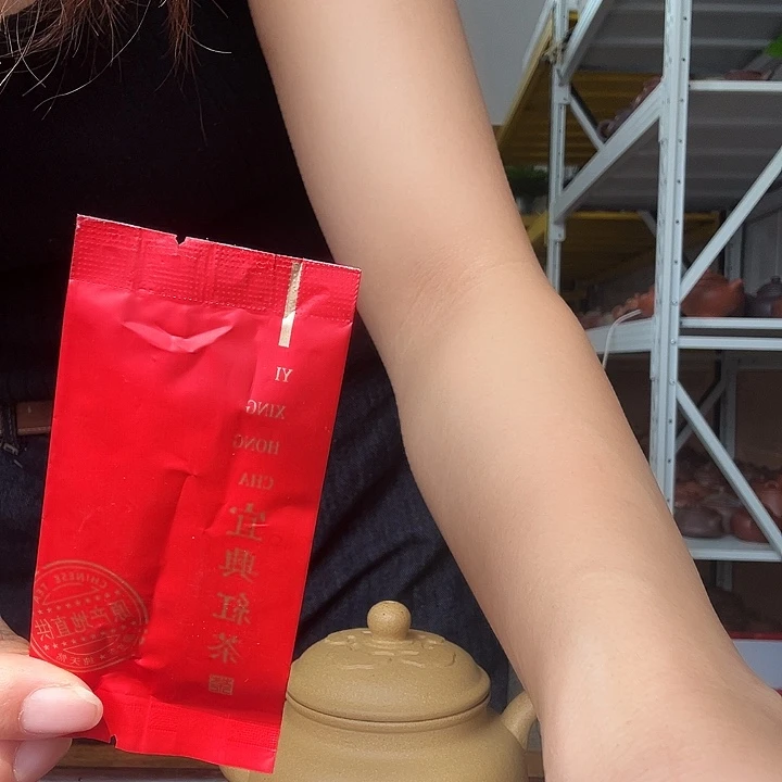 茶壶紫砂宜红。