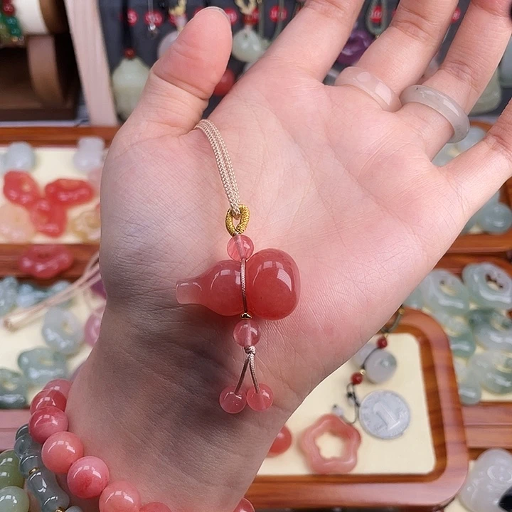 小***波石英质玉未镶嵌颈饰
