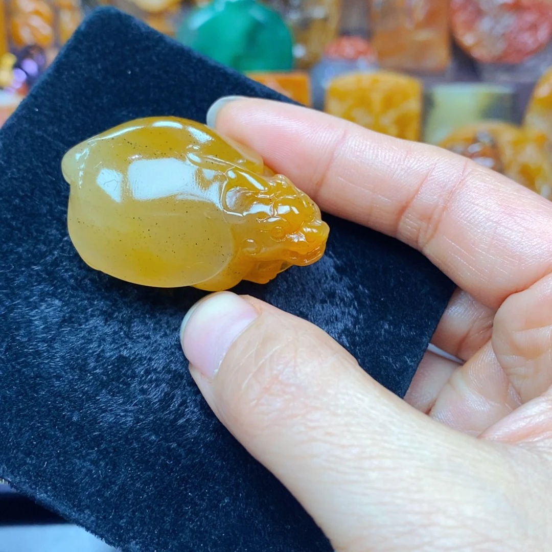 未镶嵌石英质玉（黄龙玉）颈饰
