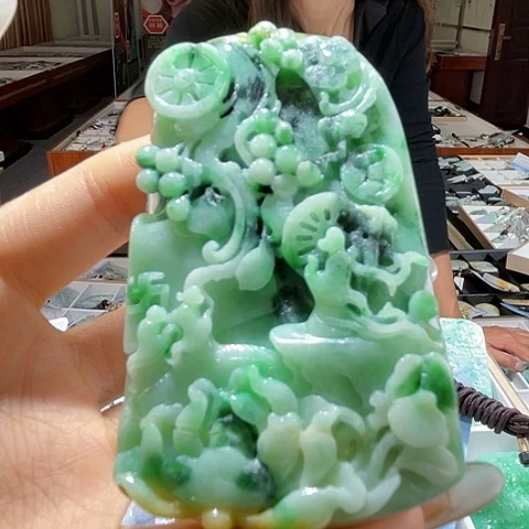 翡翠未镶嵌颈饰一个