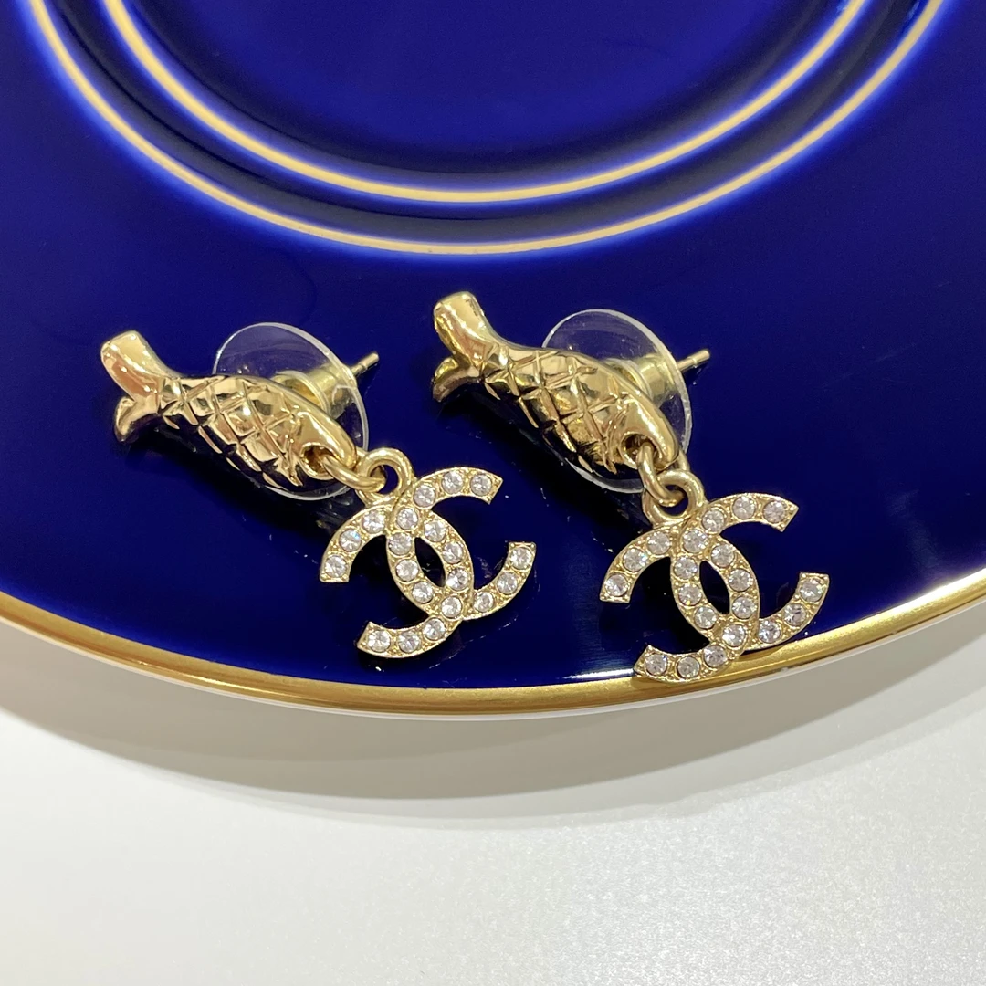 95新 Chanel/香奈儿 Chanel25C金色小鱼满钻双C吊坠耳钉 33032401