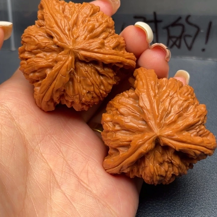 那***。文玩核桃吊坠白狮子
