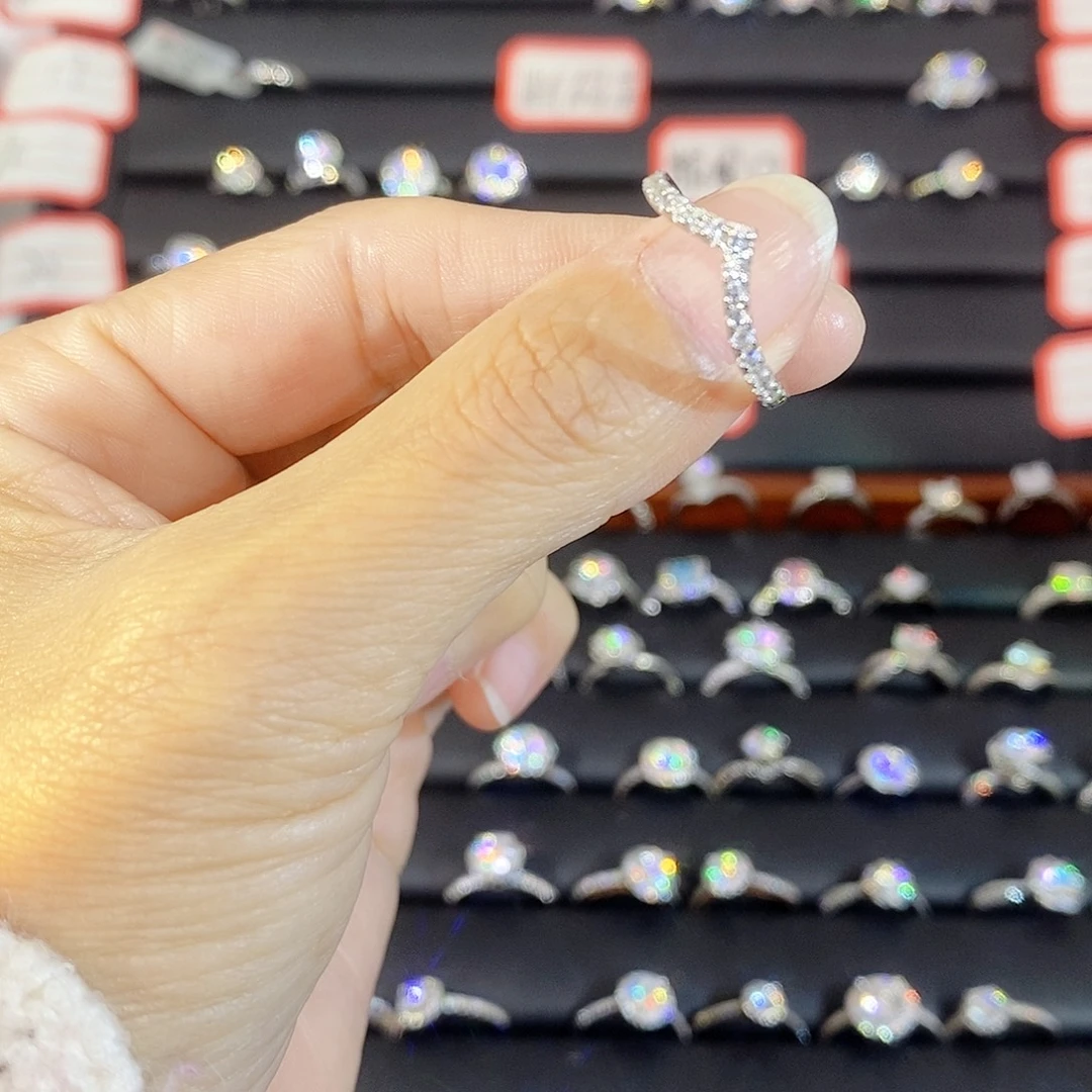 925银合成碳硅石V字排戒    16