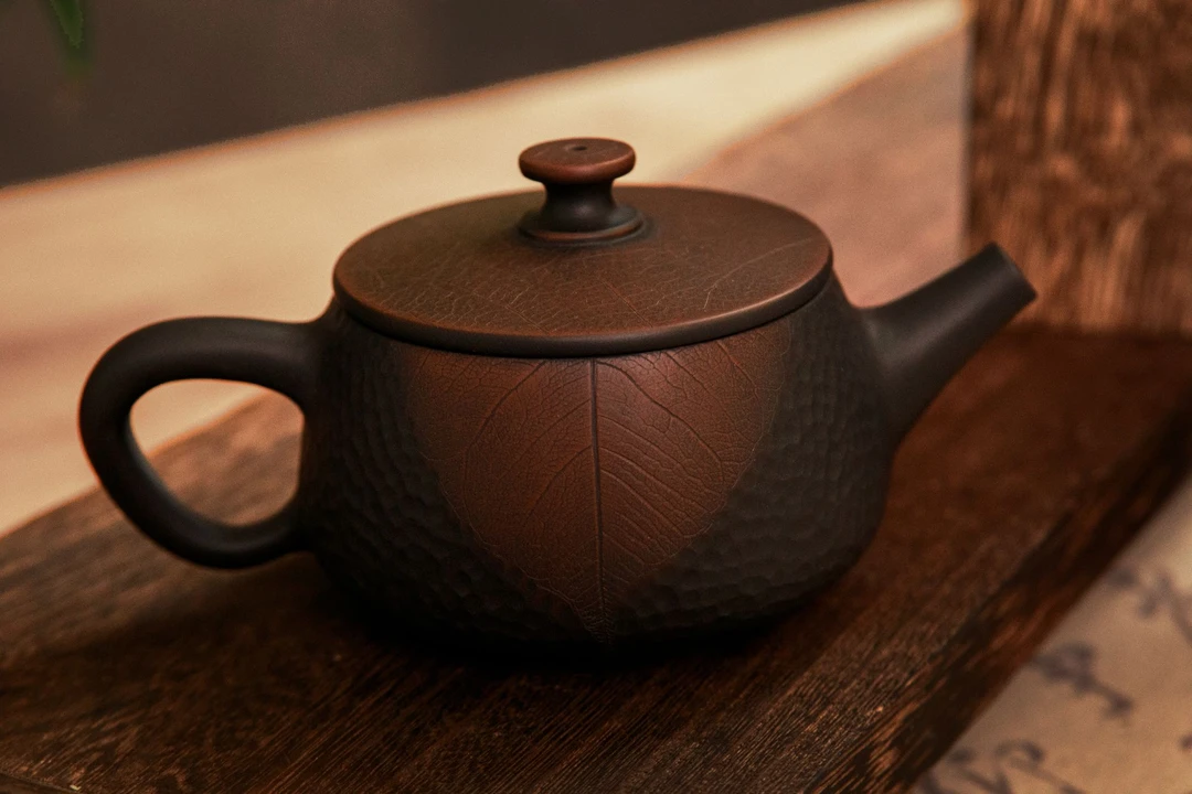 云南建水紫陶 -純手工打造-锤纹叶脉纹汉瓦壶200ml