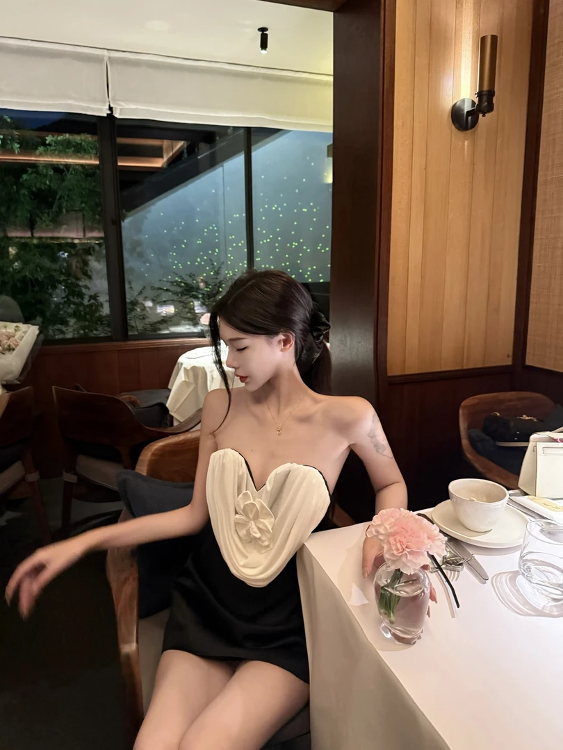 陈允朵【Oi*小众】25法式御姐设计感立体花朵爱心抹胸裙连衣短裙