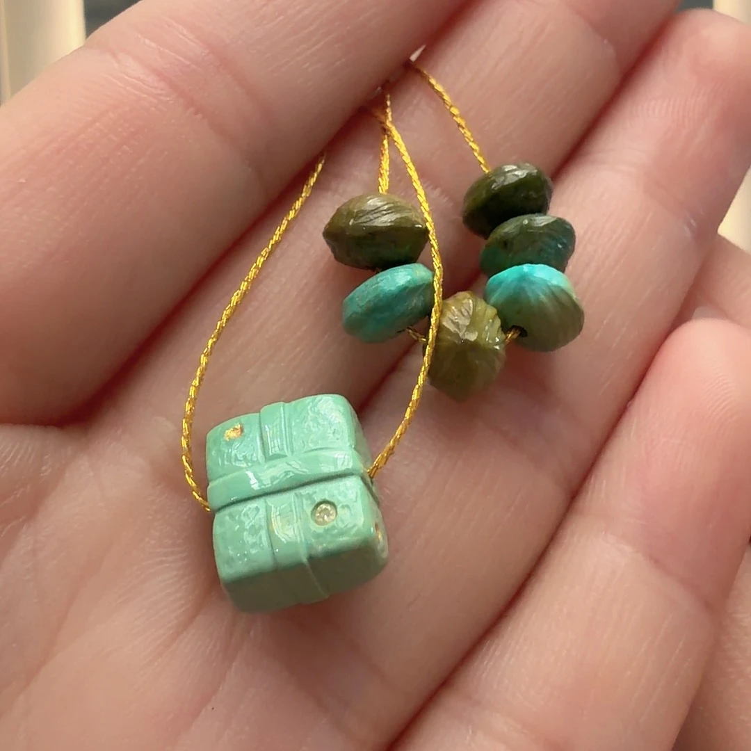 绿松石未镶嵌颈饰