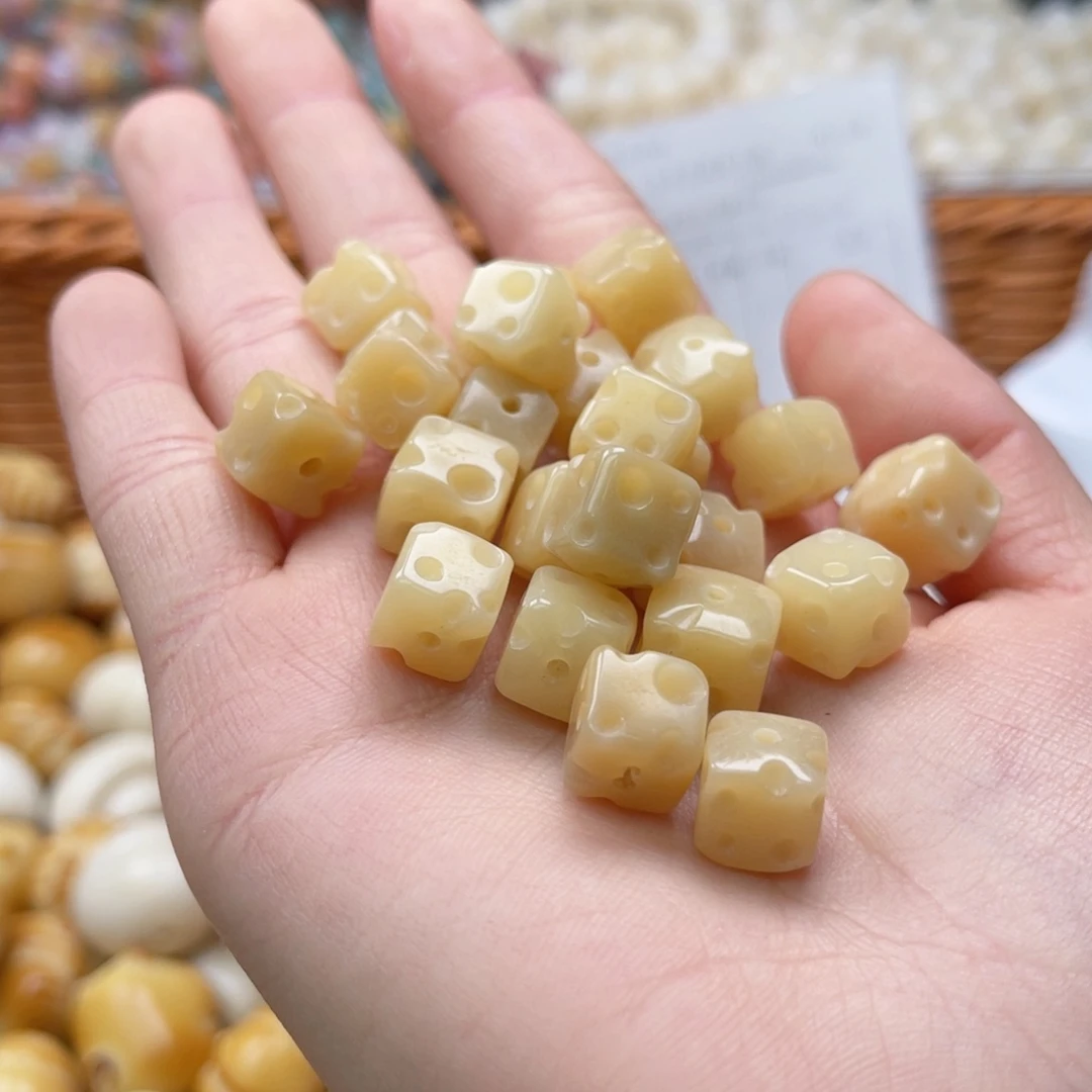 白玉菩提吊坠q12mm/20+2颗奶酪