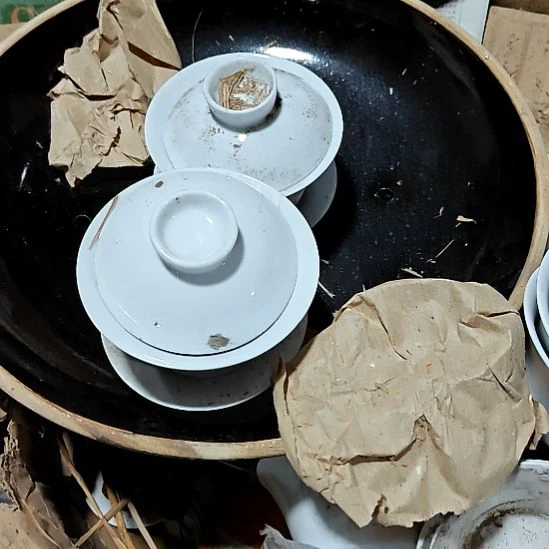 绿泥盘子碗茶壶啥都有