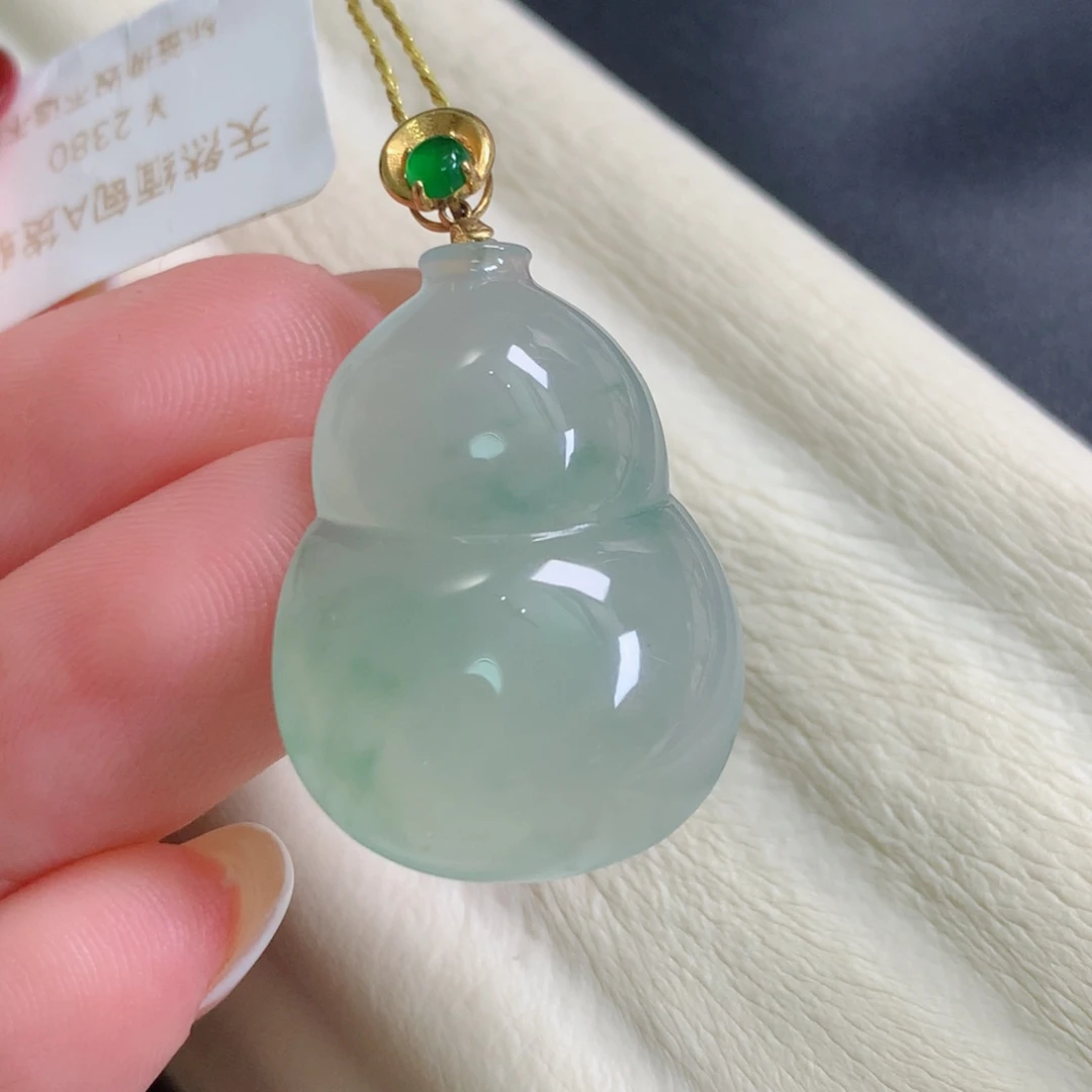 翡翠18K金镶嵌颈饰葫芦
