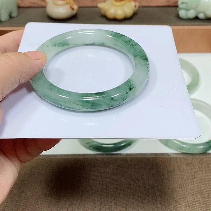石英质玉手镯未镶嵌钟*
