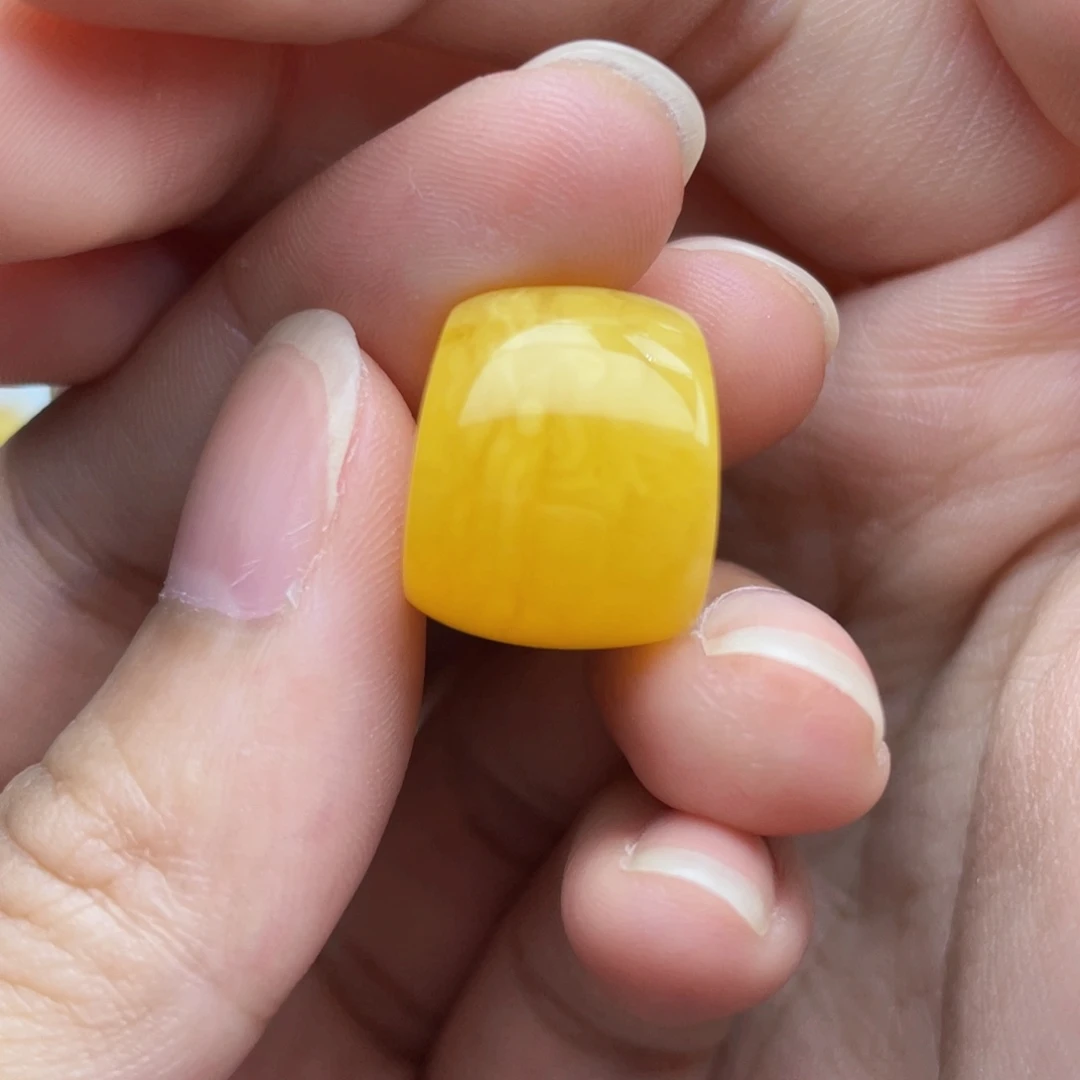 琥珀未镶嵌颈饰鸡油红浓蜡马蹄珠