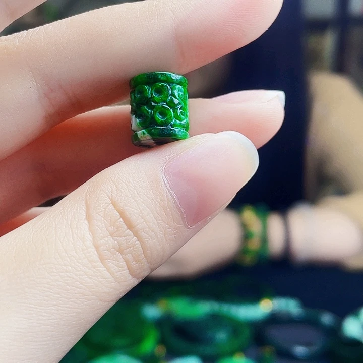 翡翠未镶嵌颈饰多样性