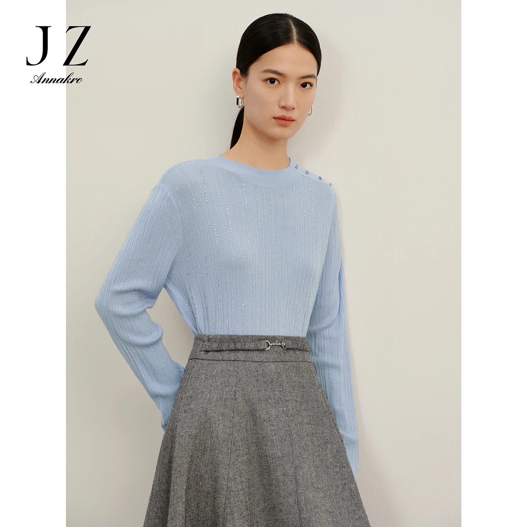 【丽公主专属】玖姿安娜蔻JTDD31065简约宽松圆领烫钻纽扣装饰羊毛