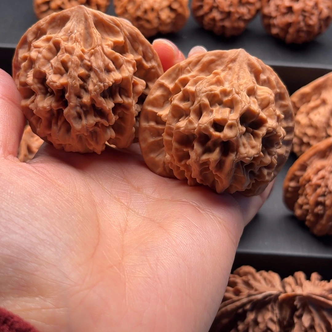 郑***瘦文玩核桃把件大花