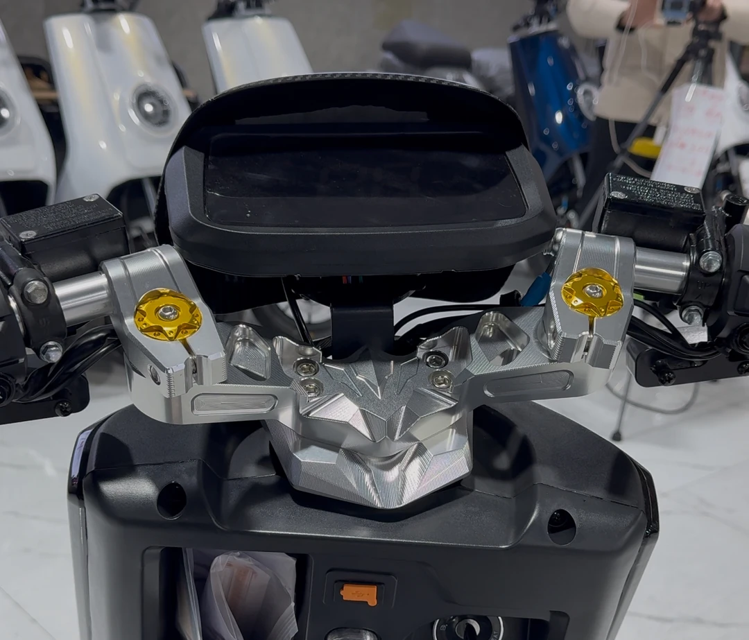 大牛专属分离式铝合金龙头手把，可调节。