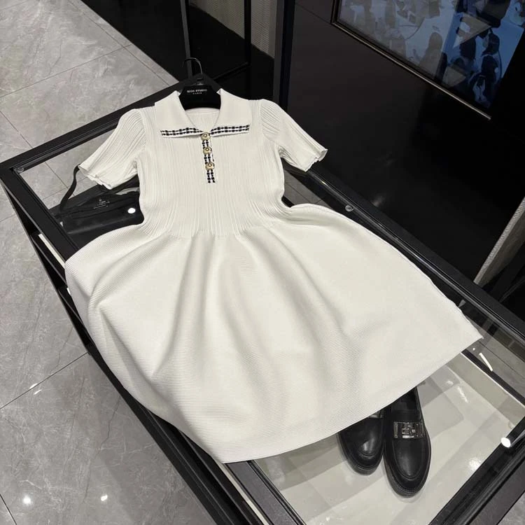 25年春夏新款女装 时尚简约半开翻领金扣蓬蓬裙收腰连衣裙-25037