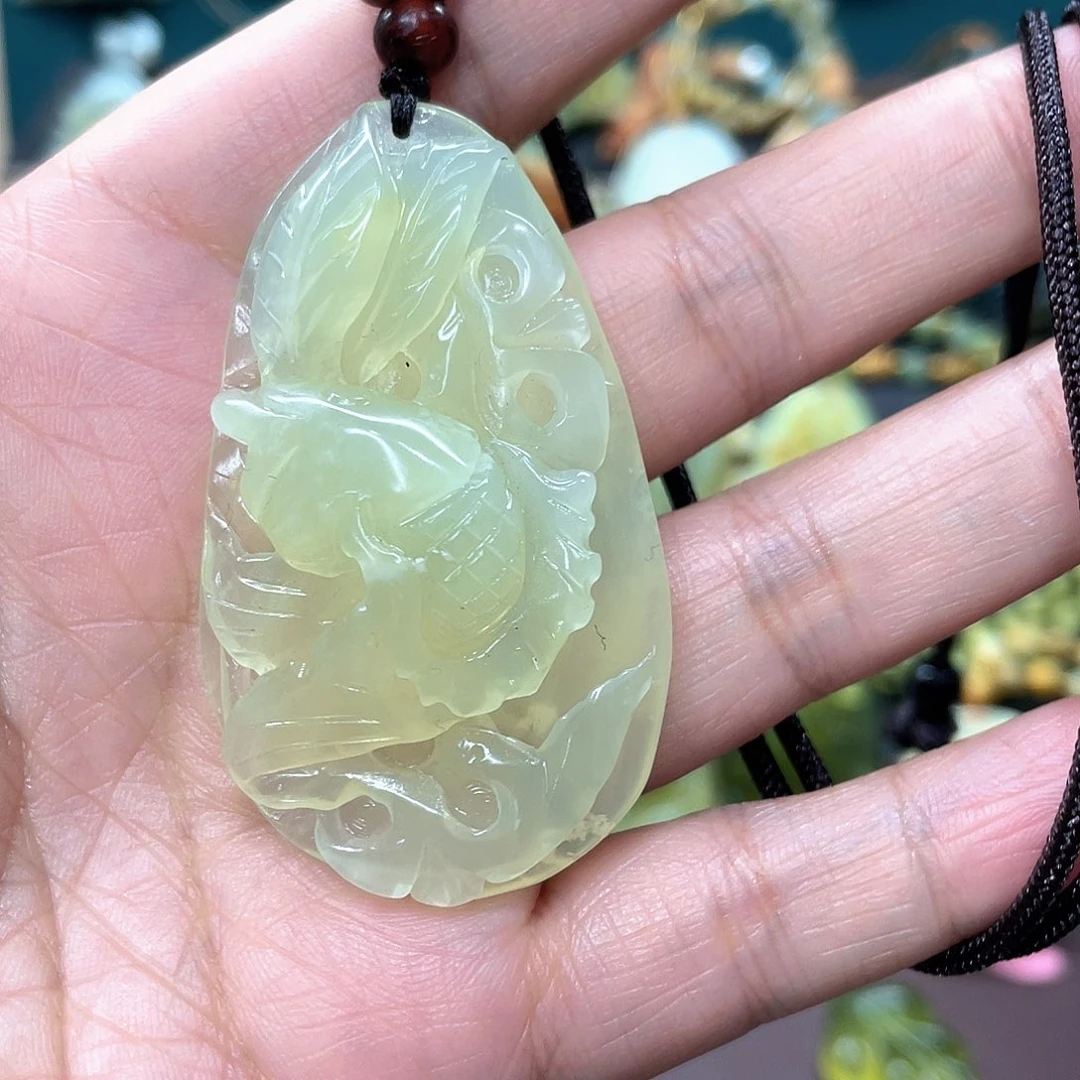 蛇纹石玉颈饰未镶嵌