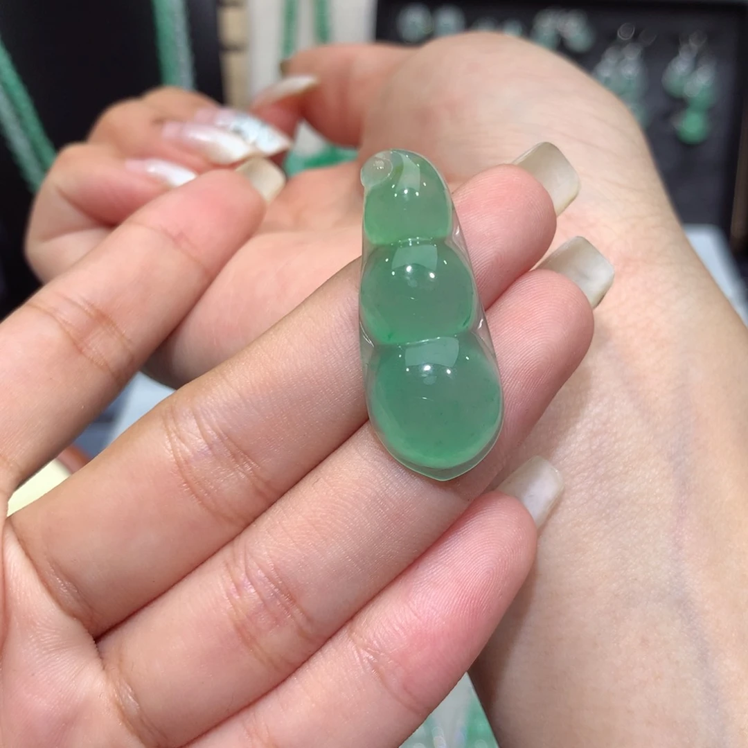 颈饰未镶嵌石英质玉（非洲翠）