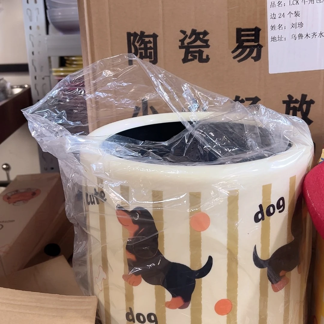 垃圾桶小狗腊肠狗黑