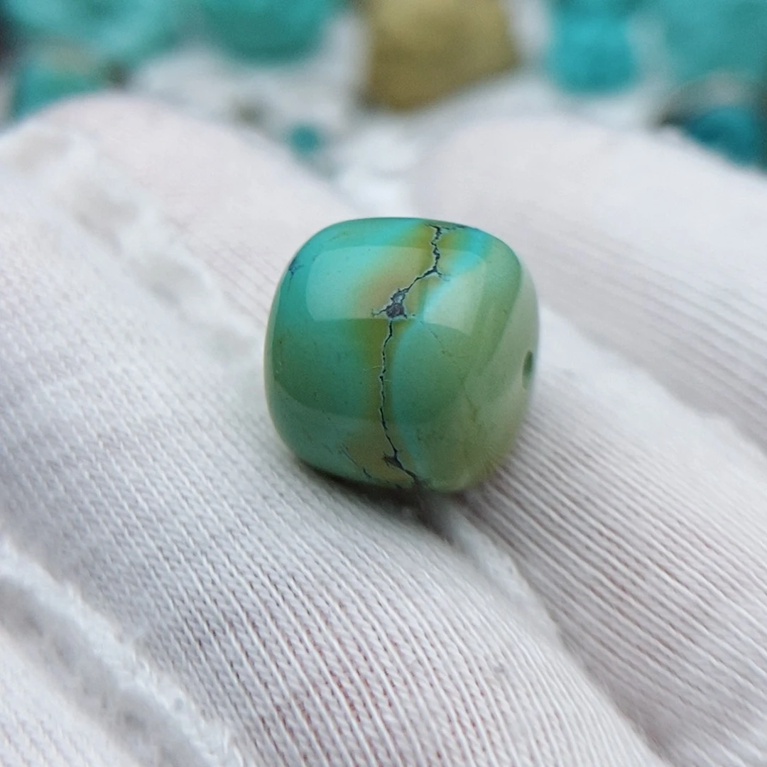 绿松石未镶嵌颈饰