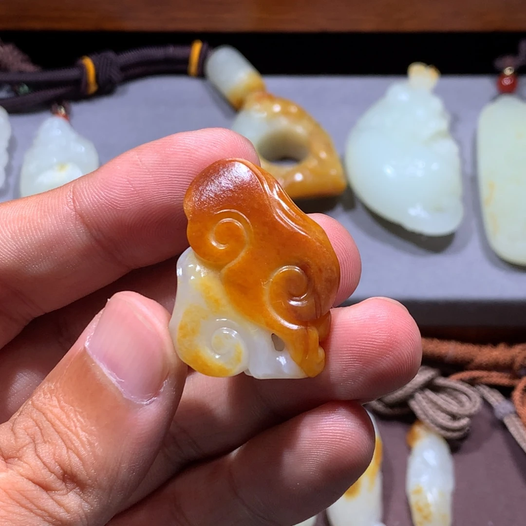 墨***子颈饰未镶嵌和田玉